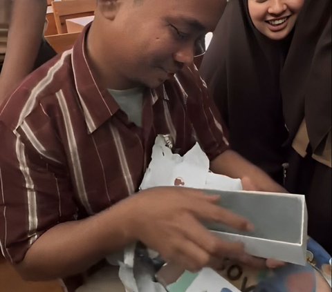 Makes Emotional, This Teacher in Makassar Receives a Mobile Phone Gift from His Students