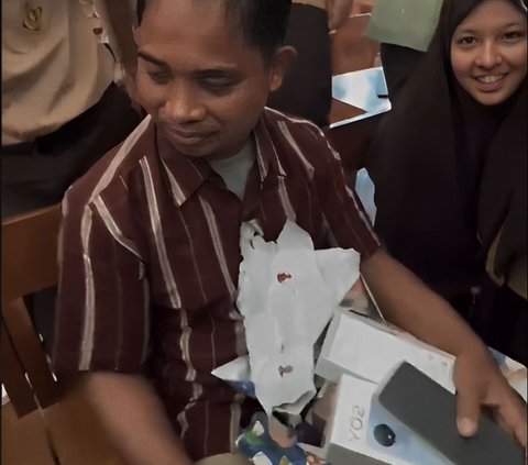 Makes Emotional, This Teacher in Makassar Receives a Mobile Phone Gift from His Students