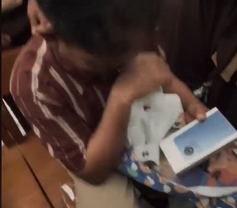 Makes Emotional, This Teacher in Makassar Receives a Mobile Phone Gift from His Students