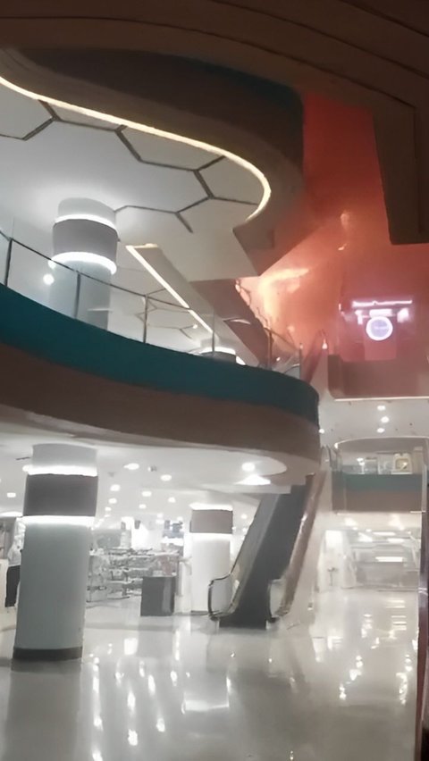 Detik-detik Kepanikan Pengunjung Revo Mall Bekasi Kebakaran Berusaha Lompat dari Lantai Dua