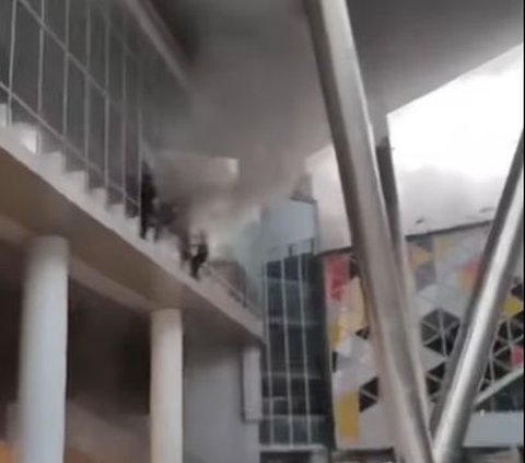 Moments of Panic as Visitors of Revo Mall Bekasi Attempt to Jump from the Second Floor
