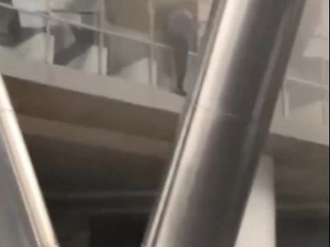 Moments of Panic as Visitors of Revo Mall Bekasi Attempt to Jump from the Second Floor