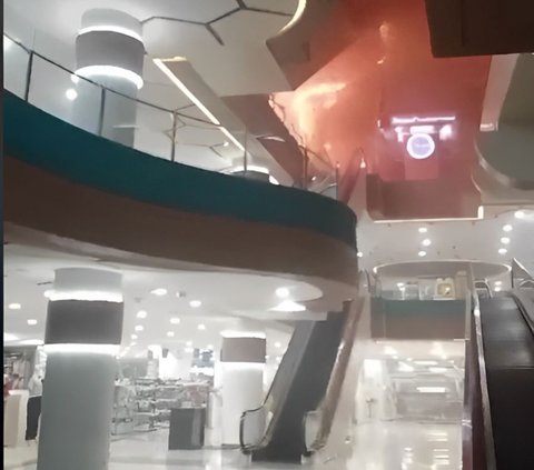 Moments of Panic as Visitors of Revo Mall Bekasi Attempt to Jump from the Second Floor