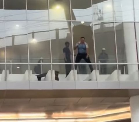 Moments of Panic as Visitors of Revo Mall Bekasi Attempt to Jump from the Second Floor