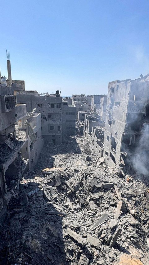 Serangan pertama telah menghantam rumah-rumah di Al-Shati, salah satu dari delapan kamp pengungsi bersejarah di Jalur Gaza. Foto: REUTERS / Ayman Al Hassi<br>