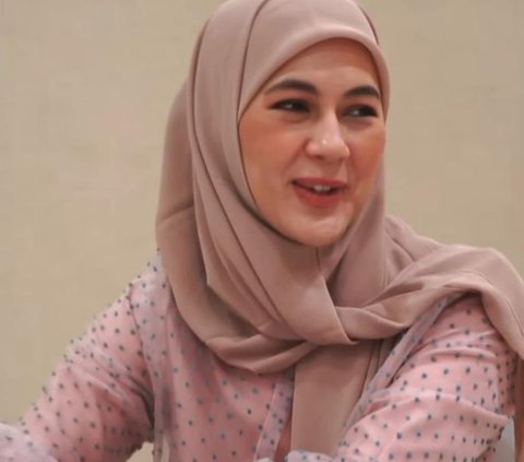 Kini Berhijab, Kecantikan Paula Verhoeven Bikin Para Artis Terpesona