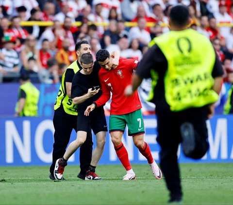 FOTO: Aksi Para Fans Fanatik Memburu Cristiano Ronaldo saat Laga Portugal Vs Turki