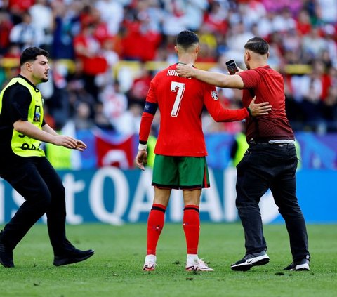 FOTO: Aksi Para Fans Fanatik Memburu Cristiano Ronaldo saat Laga Portugal Vs Turki