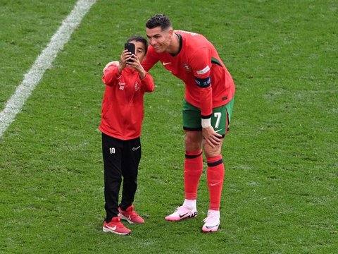 FOTO: Aksi Para Fans Fanatik Memburu Cristiano Ronaldo saat Laga Portugal Vs Turki