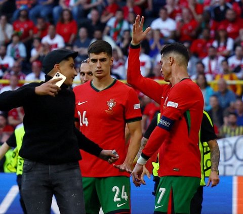 FOTO: Aksi Para Fans Fanatik Memburu Cristiano Ronaldo saat Laga Portugal Vs Turki
