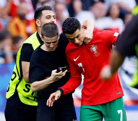 Namun saat laga Piala Eropa 2024 antara Portugal Vs Turki, pemain Al-Nassr itu mendapat serbuan dari fans fanatic yang memburu berfoto dengannya.<br>Para penggemar itu sampai nekat menerobos lapangan demi bisa berfoto bersama CR7, berikut aksi penggemar yang nekat menjadi penyusup:<br>Foto: Reuters<br>