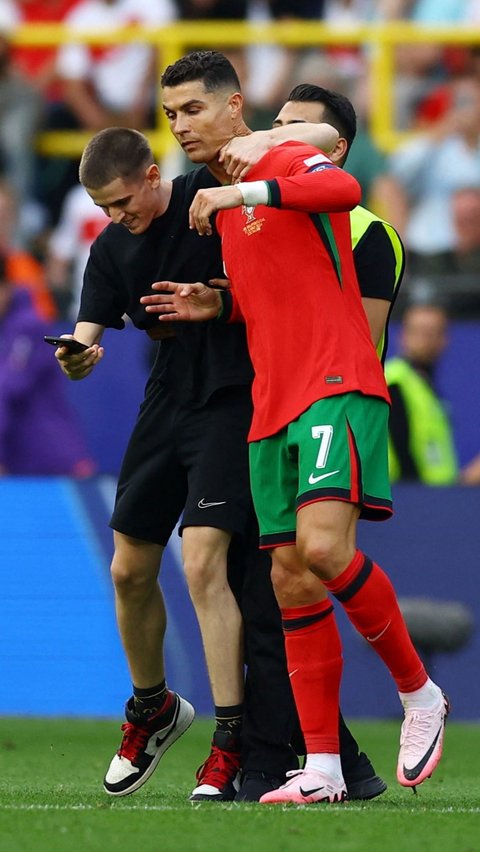 Menurut pelatih Portugal,  Roberto Martinez menyebut aksi penyusup yang memburu Ronaldo itu bisa saja menyimpan potensi bahaya jika mereka memiliki niat yang tidak baik selain untuk berfoto bersama.