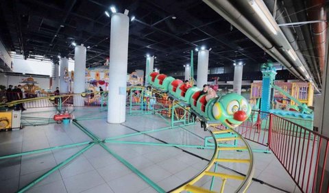 Kereta Roller Coaster Berbentuk Ulat Lucu