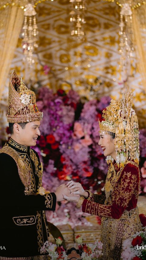The wedding was held at Hotel Mulia with a decoration that was so luxurious and romantic.