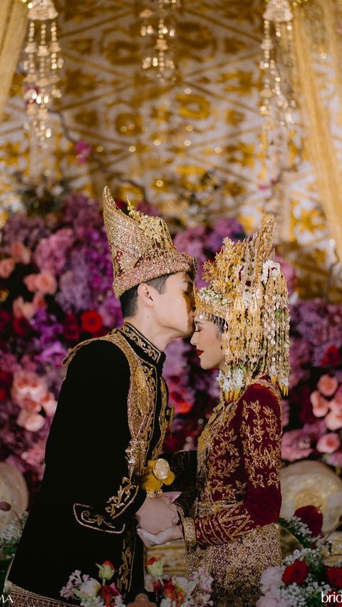 The luxurious wedding apparently carried the presence of Aceh, which is Beby's hometown.