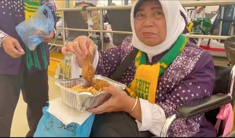 Cara mereka menikmati ayam goreng asli Saudi itu juga beragam. Ada yang makan sendiri di kursi paviliun, ada juga yang menikmatinya bersama rombongan. <br>