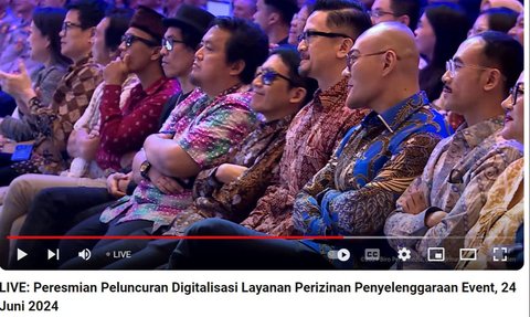 Tertangkap Kamera! Senyum Desta & Deddy Corbuzier saat Jokowi Sentil Ruwetnya Perizinan Event