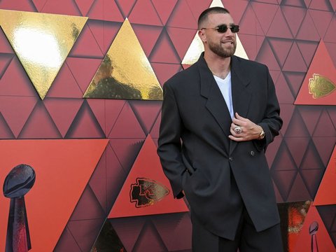 Travis Kelce Makes Surprise Appearance At Taylor Swift's Eras Tour On ...