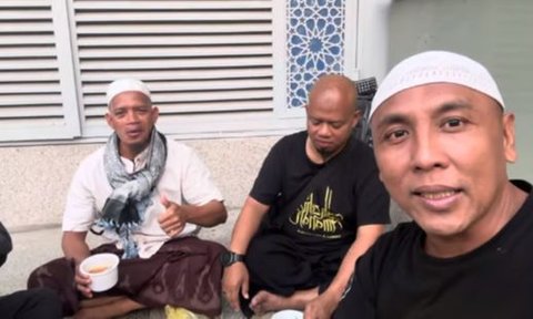 Momen Ipda Purnomo Lesehan Makan Bakso Bareng Jemaah Haji Asal Indonesia, Pedagangnya Ternyata Orang NTB