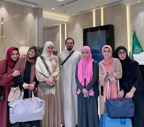 Potret Nisya Ahmad dengan Hijab Terlihat Rambut Usai Ibadah Haji Tuai Banyak Kritikan