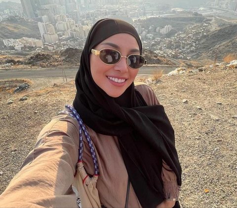 Potret Nisya Ahmad dengan Hijab Terlihat Rambut Usai Ibadah Haji Tuai Banyak Kritikan