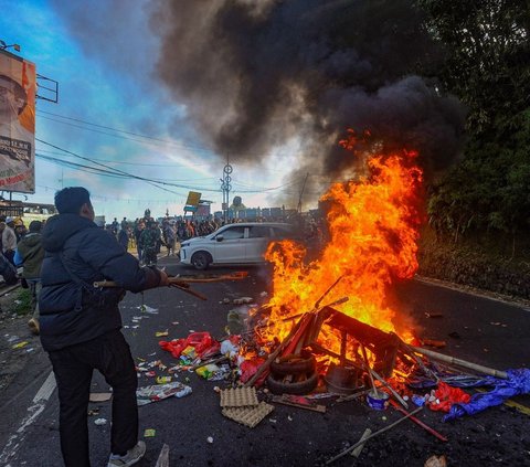 FOTO: Kericuhan Ratusan PKL dengan Satpol PP Pecah, Aksi Dorong-Dorong hingga Pembakaran Bikin Lumpuh Jalan Raya Puncak Bogor