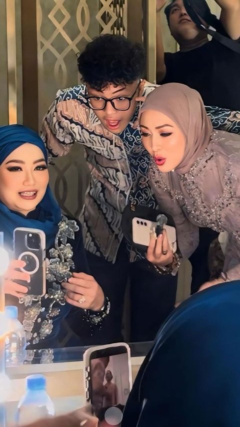 Memiliki Kedekatan dengan Anak dan Istri dari Mantan Suami <br>