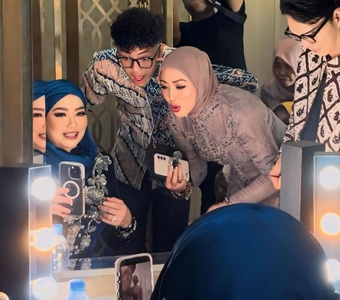 Potret Reza Artamevia dan Angelina Sondakh Hadir di Lamaran Aaliyah - Thariq