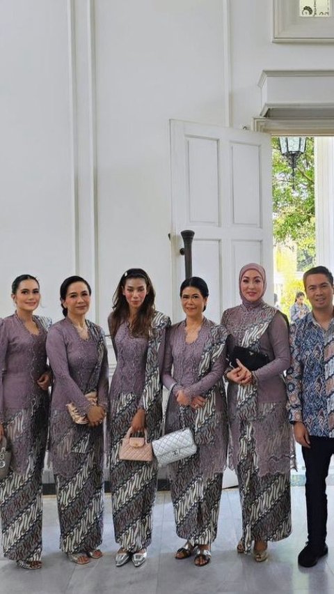 Kompak Mengenakan Baju Seragam