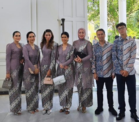 Kompak Mengenakan Baju Seragam