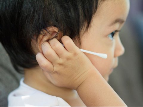 Safe Way to Clean Baby's Ears According to Doctors, Not Using Cotton Buds