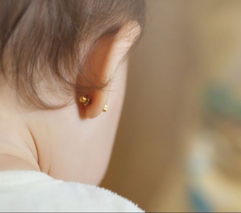 Safe Way to Clean Baby's Ears According to Doctors, Not Using Cotton Buds