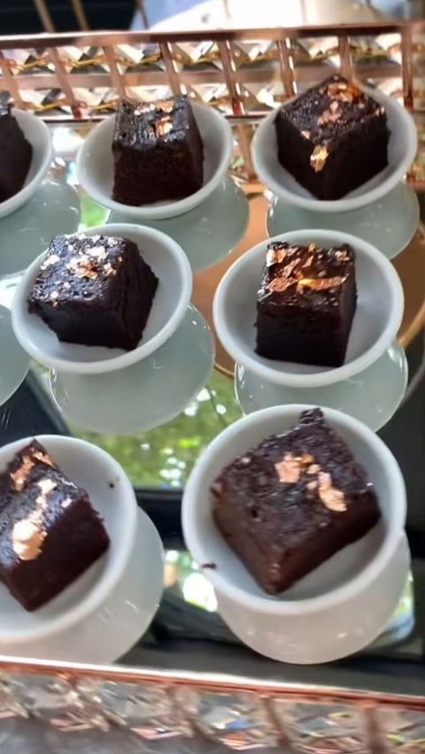 Kue Coklat Bertabur Emas