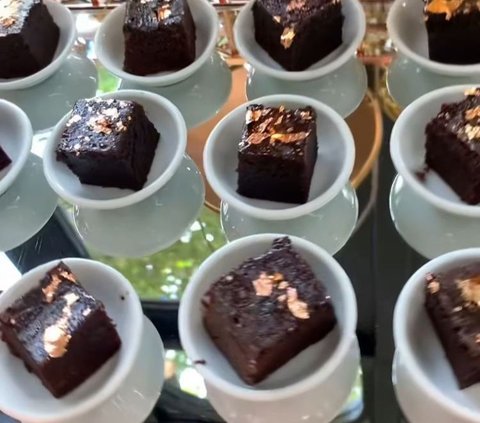 Kue Coklat Bertabur Emas