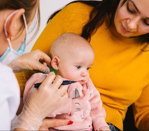 Safe Way to Clean Baby's Ears According to Doctors, Not Using Cotton Buds