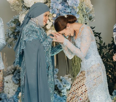 10 Glamorous Style Showdowns between Geni Faruk and Reza Artamevia at Thariq-Aaliyah's Engagement, Hijab Model in the Spotlight