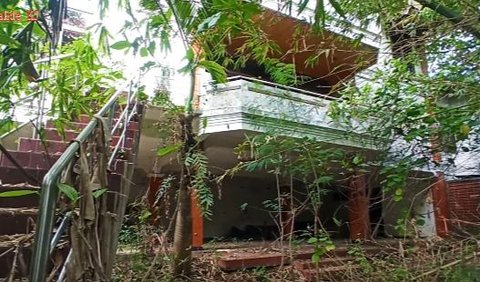 Rumah mewah ini dibangun dua lantai. Terlihat bahwa rumah ini begitu luas dan mewah.