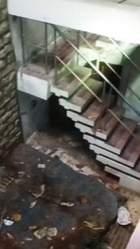 Saat masuk ke dalam garasinya, pria ini menemukan tangga akses ke lantai bawah. Ya, rumah ini seperti memiliki lantai di bawah tanah. <br>