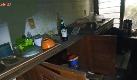 Terlihat saat berada di area dapur dan ruang makan, rumah ini masih meninggalkan perabotannya. Seperti piring, mangkuk, gelas, sendok hingga garpu pun masih ada.<br>