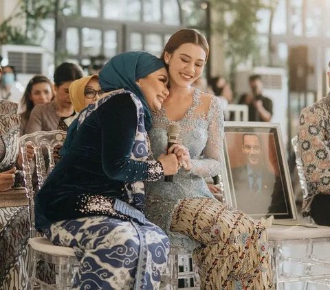 10 Glamorous Style Showdowns between Geni Faruk and Reza Artamevia at Thariq-Aaliyah's Engagement, Hijab Model in the Spotlight