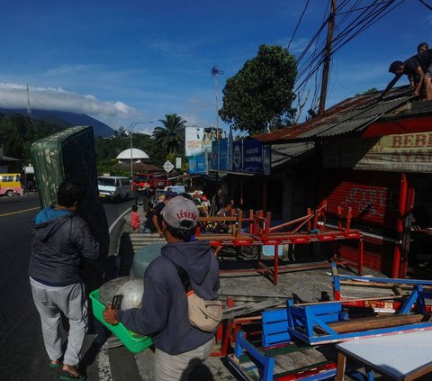 FOTO: Kesedihan Pedagang Kaki Lima di Puncak Melihat Kiosnya Dibongkar Satpol PP