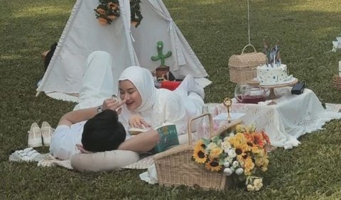 So Sweet! Momen Romantis Dinda Hauw Dan Rey Mbayang Rayakan Ultah Anak ...