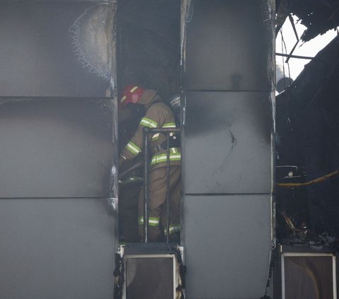 Saat ini, petugas melaporkan sekitar 20 pekerja meninggal dunia akibat kejadian tersebut, namun jumlah korban tewas kemungkinan masih bisa bertambah karena masih ada banyak pekerja yang hilang. Foto: REUTERS / Kim Hong-ji<br>