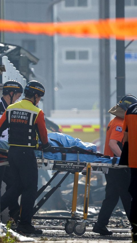 Sebanyak 78 pekerja berhasil dievakuasi dengan selamat, namun beberapa dari mereka mengalami luka bakar. Foto: REUTERS / Kim Hong-ji<br>