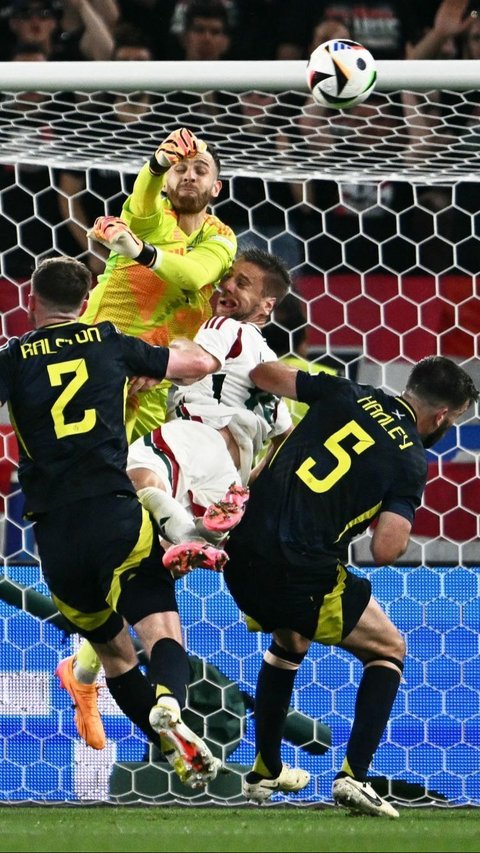 Kejadian tersebut terjadi pada babak kedua pertandingan ketika Varga berusaha mengejar bola di dalam kotak penalti lawan. Foto: AFP<br>