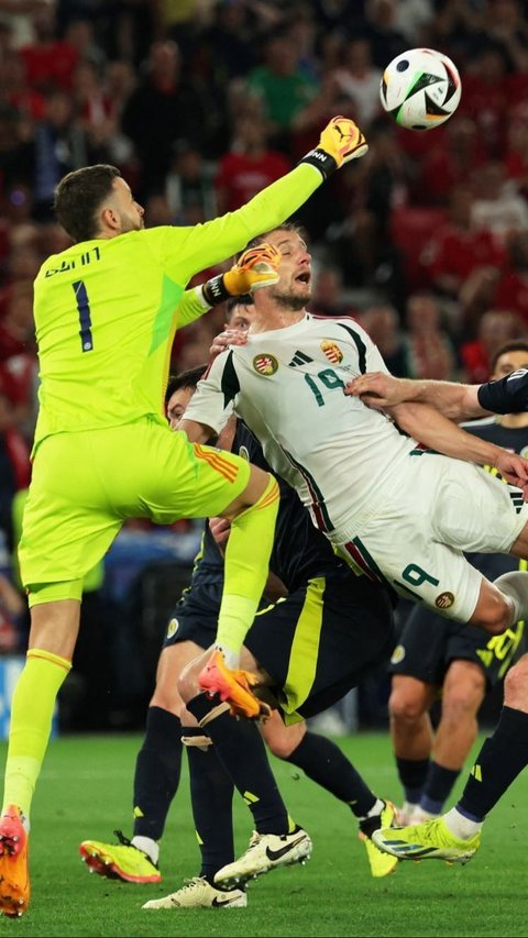 FOTO: Horor! Ini Detik-Detik Barnabas Varga Terkapar Usai Benturan dengan Angus Gunn di Laga Grup A Euro 2024, Skotlandia Vs Hungaria
