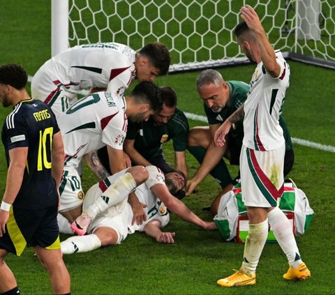Insiden horor mewarnai pertandingan Grup A Euro 2024 antara Skotlandia dan Hungaria. <br><br>Penyerang Hungaria, Barnabas Varga, mengalami cedera serius setelah bertabrakan dengan kiper Skotlandia, Angus Gunn. Foto: AFP<br>