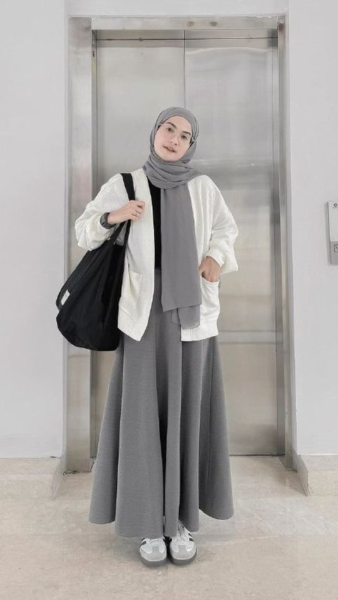 A-line Skirt dengan Kemeja Crop<br>