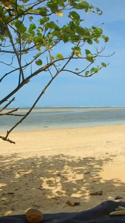 Pesona Pantai Tenda Biru di Sukabumi, Pasirnya Putih hingga Berasa Kolam Renang Pribadi