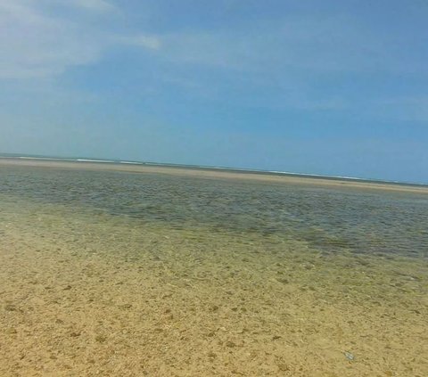 Pesona Pantai Tenda Biru di Sukabumi, Pasirnya Putih hingga Berasa Kolam Renang Pribadi